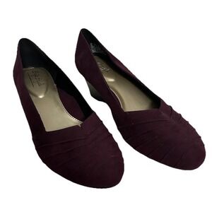 Soft Style Women's Burgundy Memory Foam Flats Size 9.5M Wide Slip-On Faux Suede